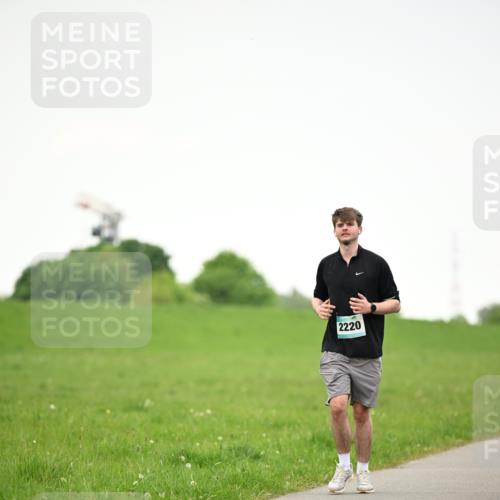10.05.2026 - 8. Wedeler Halbmarathon Dr. Thomas Lammeyer http://msf.ph/oto/9715573 10.05.2026 12:28:05 Laufen 2220 meine-sportfotos.de