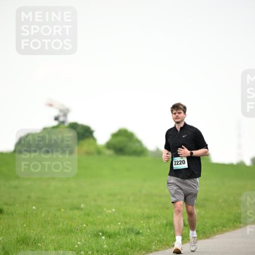 10.05.2026 - 8. Wedeler Halbmarathon Dr. Thomas Lammeyer http://msf.ph/oto/9715576 10.05.2026 12:28:05 Laufen 2220 meine-sportfotos.de