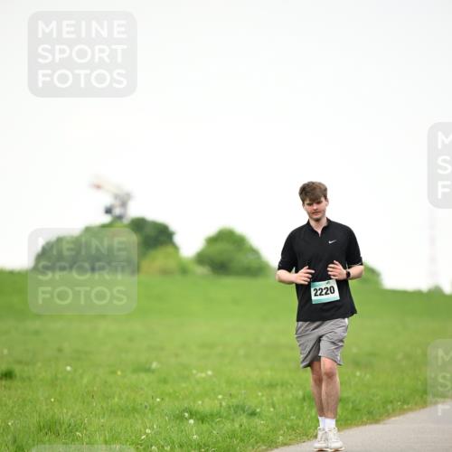 10.05.2026 - 8. Wedeler Halbmarathon Dr. Thomas Lammeyer http://msf.ph/oto/9715579 10.05.2026 12:28:05 Laufen 2220 meine-sportfotos.de