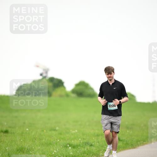 10.05.2026 - 8. Wedeler Halbmarathon Dr. Thomas Lammeyer http://msf.ph/oto/9715583 10.05.2026 12:28:05 Laufen 2220 meine-sportfotos.de