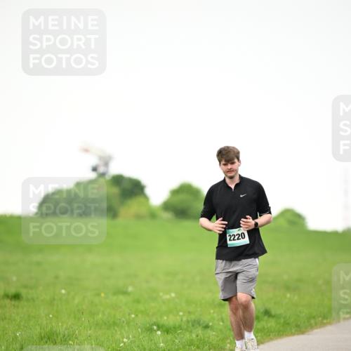 10.05.2026 - 8. Wedeler Halbmarathon Dr. Thomas Lammeyer http://msf.ph/oto/9715587 10.05.2026 12:28:06 Laufen 2220 meine-sportfotos.de
