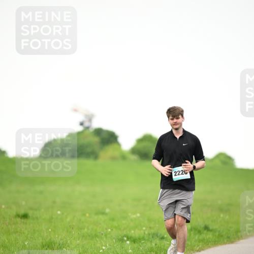 10.05.2026 - 8. Wedeler Halbmarathon Dr. Thomas Lammeyer http://msf.ph/oto/9715590 10.05.2026 12:28:06 Laufen 2226 meine-sportfotos.de
