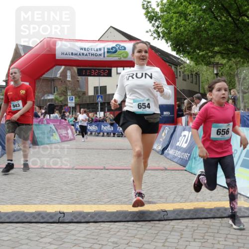 10.05.2026 - 8. Wedeler Halbmarathon Yannick Fuchs http://msf.ph/oto/9715591 10.05.2026 11:32:51 Ziel 654, 656, 661, 943, 2016, 2168, 2176, 2223, 2242 meine-sportfotos.de