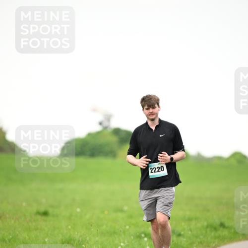 10.05.2026 - 8. Wedeler Halbmarathon Dr. Thomas Lammeyer http://msf.ph/oto/9715608 10.05.2026 12:28:07 Laufen 2220 meine-sportfotos.de