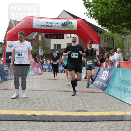 10.05.2026 - 8. Wedeler Halbmarathon Yannick Fuchs http://msf.ph/oto/9715641 10.05.2026 11:32:55 Ziel 661, 936, 2168, 2176, 2223, 2242 meine-sportfotos.de