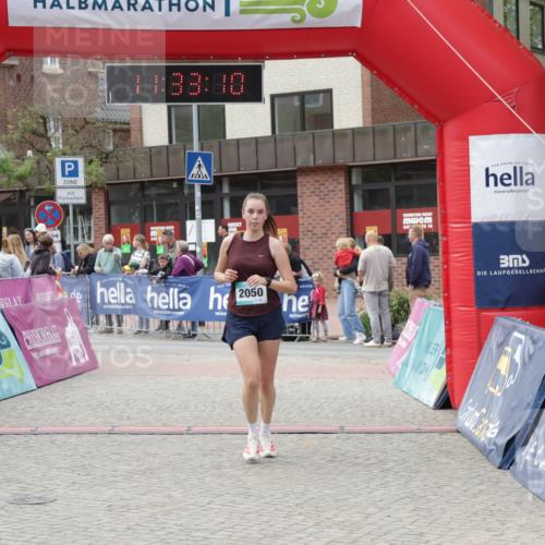 10.05.2026 - 8. Wedeler Halbmarathon Yannick Fuchs http://msf.ph/oto/9715717 10.05.2026 11:33:08 Ziel 2050, 2118, 2195 meine-sportfotos.de