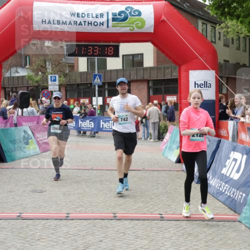 10.05.2026 - 8. Wedeler Halbmarathon Yannick Fuchs http://msf.ph/oto/9715798 10.05.2026 11:33:17 Ziel 742, 2107, 2118, 2128, 2195 meine-sportfotos.de