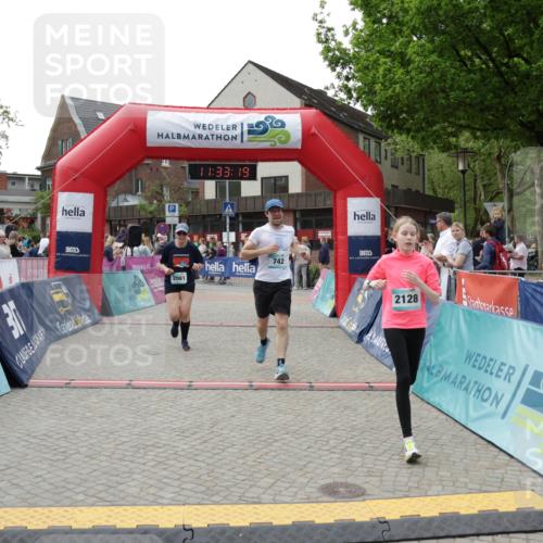 10.05.2026 - 8. Wedeler Halbmarathon Yannick Fuchs http://msf.ph/oto/9715806 10.05.2026 11:33:17 Ziel 742, 2107, 2118, 2128, 2195 meine-sportfotos.de
