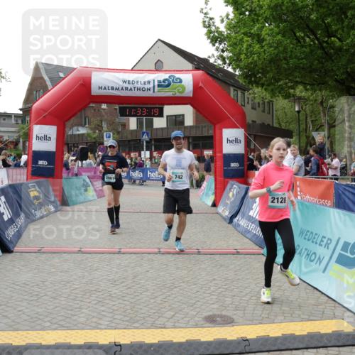 10.05.2026 - 8. Wedeler Halbmarathon Yannick Fuchs http://msf.ph/oto/9715809 10.05.2026 11:33:17 Ziel 742, 2107, 2118, 2128, 2195 meine-sportfotos.de