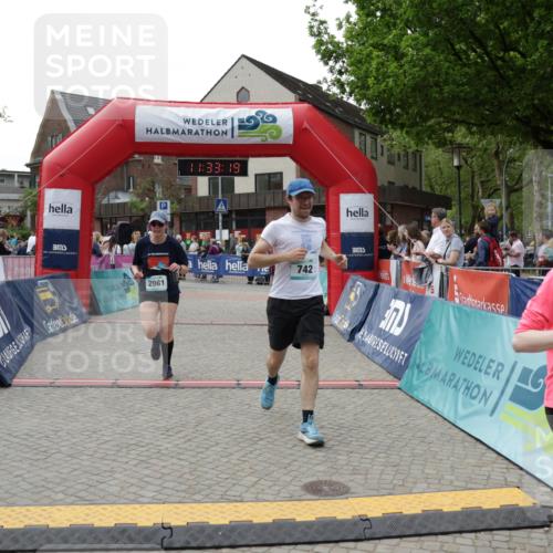 10.05.2026 - 8. Wedeler Halbmarathon Yannick Fuchs http://msf.ph/oto/9715821 10.05.2026 11:33:18 Ziel 86, 742, 2107, 2118, 2128, 2195 meine-sportfotos.de