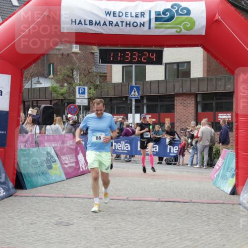 10.05.2026 - 8. Wedeler Halbmarathon Yannick Fuchs http://msf.ph/oto/9715853 10.05.2026 11:33:23 Ziel 86, 2226, 2227 meine-sportfotos.de