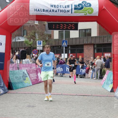 10.05.2026 - 8. Wedeler Halbmarathon Yannick Fuchs http://msf.ph/oto/9715856 10.05.2026 11:33:23 Ziel 86, 2226, 2227 meine-sportfotos.de