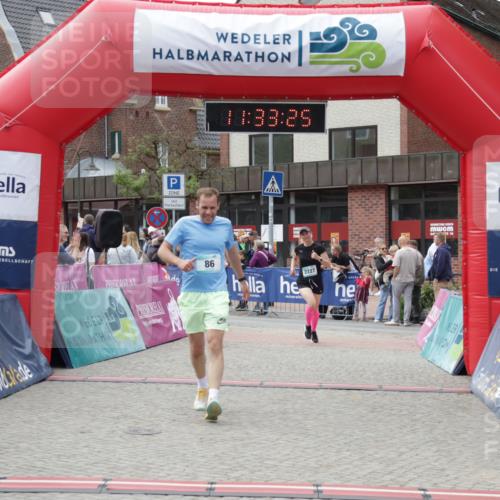 10.05.2026 - 8. Wedeler Halbmarathon Yannick Fuchs http://msf.ph/oto/9715858 10.05.2026 11:33:23 Ziel 86, 2226, 2227 meine-sportfotos.de