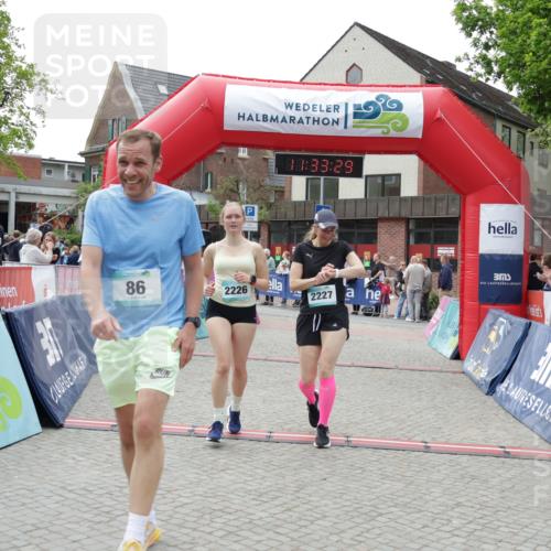 10.05.2026 - 8. Wedeler Halbmarathon Yannick Fuchs http://msf.ph/oto/9715904 10.05.2026 11:33:27 Ziel 86, 897, 960, 2226, 2227 meine-sportfotos.de