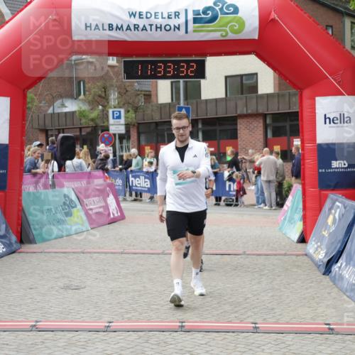 10.05.2026 - 8. Wedeler Halbmarathon Yannick Fuchs http://msf.ph/oto/9715921 10.05.2026 11:33:30 Ziel 897, 960, 2226, 2227 meine-sportfotos.de