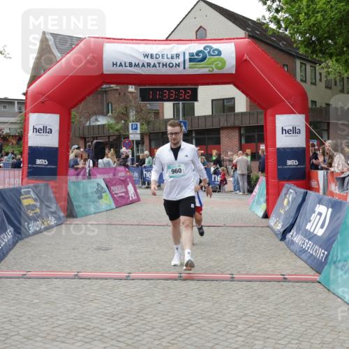 10.05.2026 - 8. Wedeler Halbmarathon Yannick Fuchs http://msf.ph/oto/9715924 10.05.2026 11:33:30 Ziel 897, 960, 2226, 2227 meine-sportfotos.de