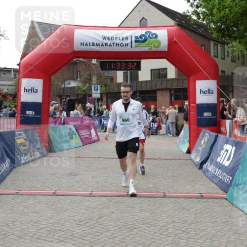 10.05.2026 - 8. Wedeler Halbmarathon Yannick Fuchs http://msf.ph/oto/9715925 10.05.2026 11:33:31 Ziel 897, 960, 2226, 2227 meine-sportfotos.de