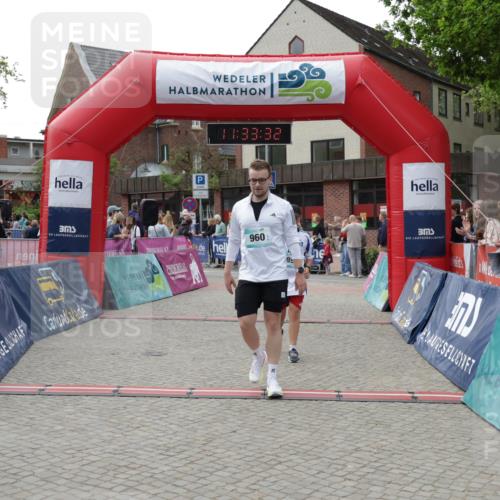 10.05.2026 - 8. Wedeler Halbmarathon Yannick Fuchs http://msf.ph/oto/9715926 10.05.2026 11:33:31 Ziel 897, 960, 2226, 2227 meine-sportfotos.de