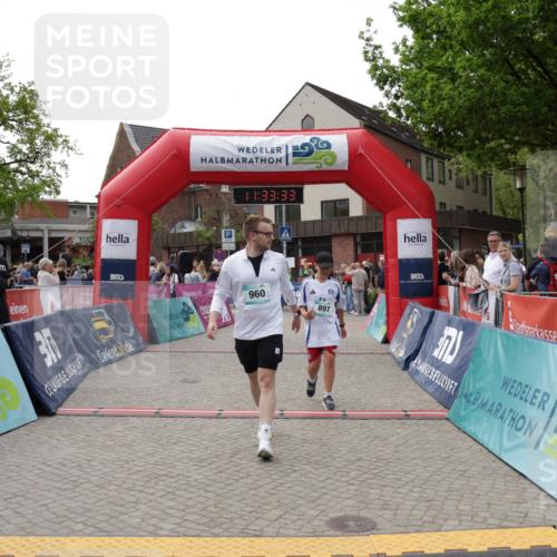 10.05.2026 - 8. Wedeler Halbmarathon Yannick Fuchs http://msf.ph/oto/9715928 10.05.2026 11:33:31 Ziel 897, 960, 2226, 2227 meine-sportfotos.de