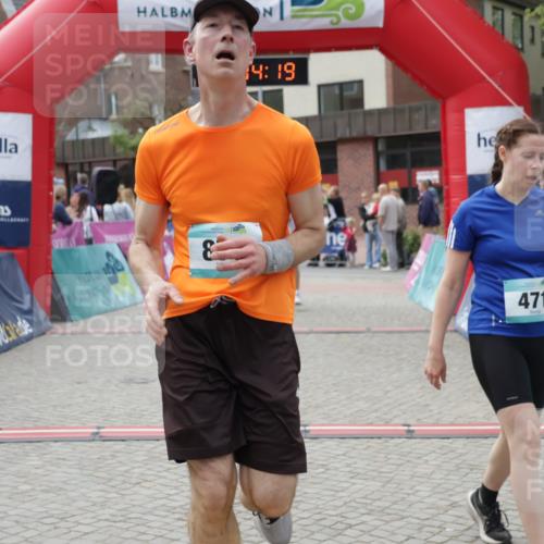 10.05.2026 - 8. Wedeler Halbmarathon Yannick Fuchs http://msf.ph/oto/9716008 10.05.2026 11:34:17 Ziel 471, 645, 651, 876, 913, 2003, 2029 meine-sportfotos.de