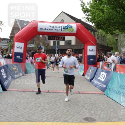 10.05.2026 - 8. Wedeler Halbmarathon Yannick Fuchs http://msf.ph/oto/9716020 10.05.2026 11:34:20 Ziel 179, 471, 645, 651, 876, 913, 2003, 2029, 2070 meine-sportfotos.de