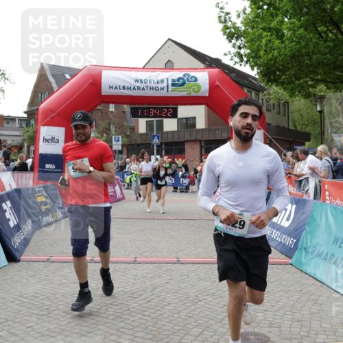 10.05.2026 - 8. Wedeler Halbmarathon Yannick Fuchs http://msf.ph/oto/9716024 10.05.2026 11:34:21 Ziel 179, 645, 651, 913, 2029, 2070 meine-sportfotos.de