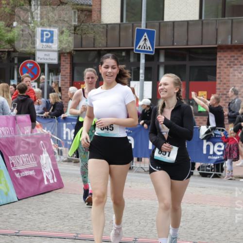 10.05.2026 - 8. Wedeler Halbmarathon Yannick Fuchs http://msf.ph/oto/9716028 10.05.2026 11:34:22 Ziel 179, 645, 651, 913, 2029, 2070 meine-sportfotos.de