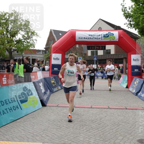10.05.2026 - 8. Wedeler Halbmarathon Yannick Fuchs http://msf.ph/oto/9716058 10.05.2026 11:34:29 Ziel 179, 807, 992, 993, 2070, 2162 meine-sportfotos.de
