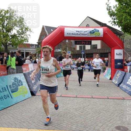 10.05.2026 - 8. Wedeler Halbmarathon Yannick Fuchs http://msf.ph/oto/9716061 10.05.2026 11:34:29 Ziel 179, 807, 992, 993, 2070, 2162 meine-sportfotos.de