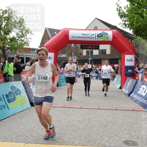 10.05.2026 - 8. Wedeler Halbmarathon Yannick Fuchs http://msf.ph/oto/9716062 10.05.2026 11:34:30 Ziel 179, 807, 992, 993, 2162 meine-sportfotos.de