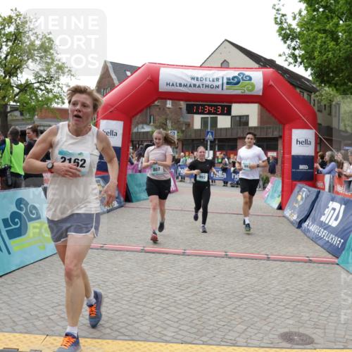 10.05.2026 - 8. Wedeler Halbmarathon Yannick Fuchs http://msf.ph/oto/9716063 10.05.2026 11:34:30 Ziel 179, 807, 992, 993, 2162 meine-sportfotos.de
