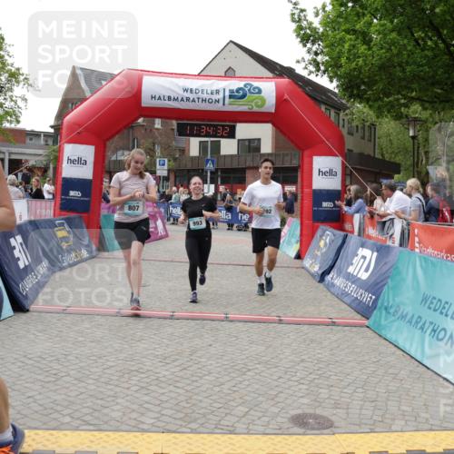 10.05.2026 - 8. Wedeler Halbmarathon Yannick Fuchs http://msf.ph/oto/9716065 10.05.2026 11:34:30 Ziel 179, 807, 992, 993, 2162 meine-sportfotos.de