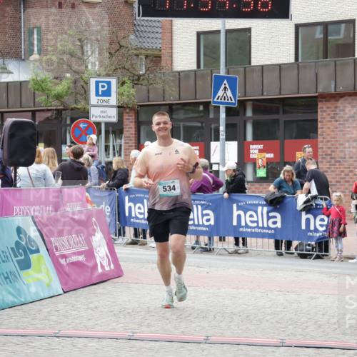 10.05.2026 - 8. Wedeler Halbmarathon Yannick Fuchs http://msf.ph/oto/9716080 10.05.2026 11:34:35 Ziel 534, 992, 993 meine-sportfotos.de