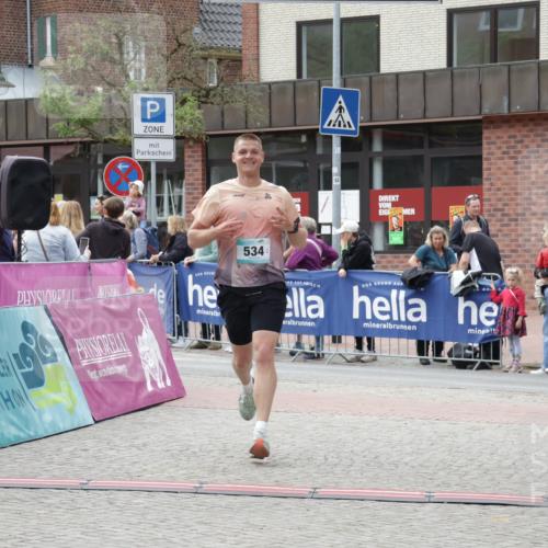 10.05.2026 - 8. Wedeler Halbmarathon Yannick Fuchs http://msf.ph/oto/9716081 10.05.2026 11:34:35 Ziel 534, 992, 993 meine-sportfotos.de