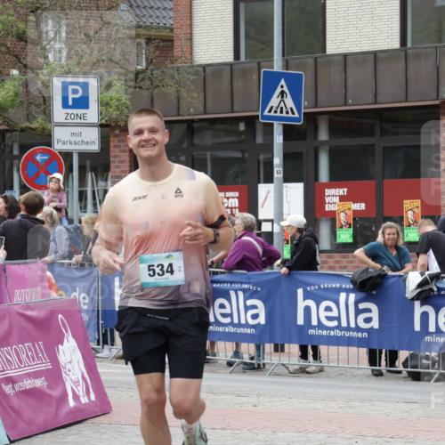 10.05.2026 - 8. Wedeler Halbmarathon Yannick Fuchs http://msf.ph/oto/9716084 10.05.2026 11:34:35 Ziel 534, 992, 993 meine-sportfotos.de