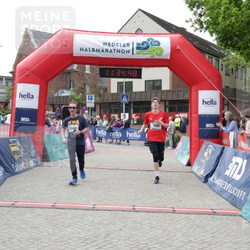 10.05.2026 - 8. Wedeler Halbmarathon Yannick Fuchs http://msf.ph/oto/9716107 10.05.2026 11:34:47 Ziel 930, 2060, 2065, 2098 meine-sportfotos.de