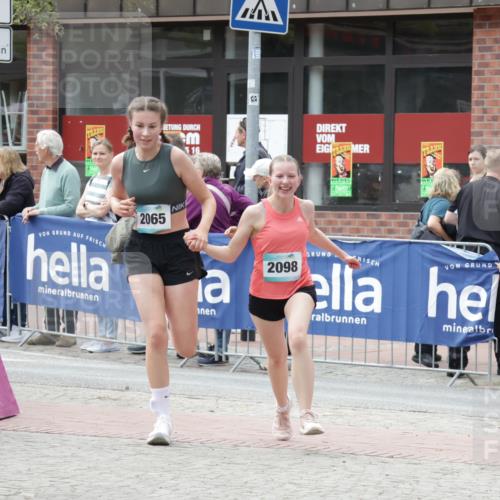 10.05.2026 - 8. Wedeler Halbmarathon Yannick Fuchs http://msf.ph/oto/9716115 10.05.2026 11:34:50 Ziel 930, 2060, 2065, 2098 meine-sportfotos.de