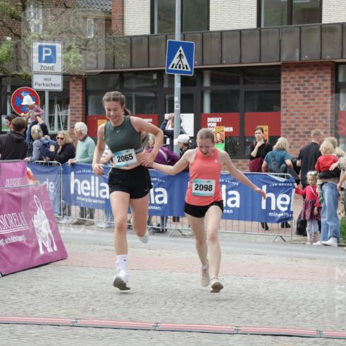10.05.2026 - 8. Wedeler Halbmarathon Yannick Fuchs http://msf.ph/oto/9716119 10.05.2026 11:34:50 Ziel 930, 2060, 2065, 2098 meine-sportfotos.de