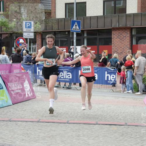 10.05.2026 - 8. Wedeler Halbmarathon Yannick Fuchs http://msf.ph/oto/9716121 10.05.2026 11:34:51 Ziel 930, 2060, 2065, 2098 meine-sportfotos.de