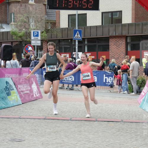 10.05.2026 - 8. Wedeler Halbmarathon Yannick Fuchs http://msf.ph/oto/9716122 10.05.2026 11:34:51 Ziel 930, 2060, 2065, 2098 meine-sportfotos.de