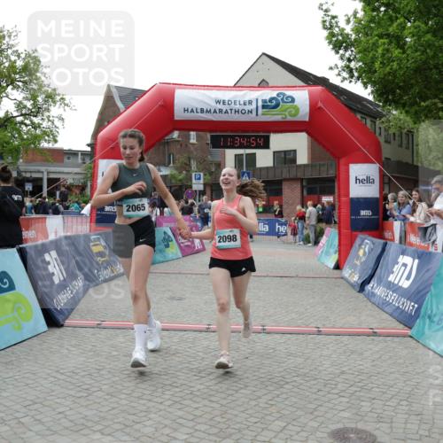 10.05.2026 - 8. Wedeler Halbmarathon Yannick Fuchs http://msf.ph/oto/9716135 10.05.2026 11:34:53 Ziel 701, 709, 2065, 2098 meine-sportfotos.de