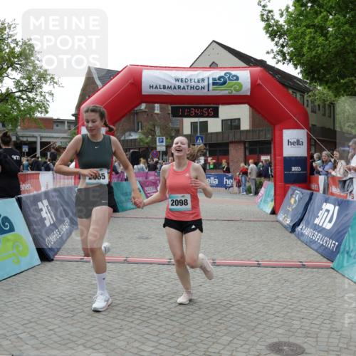 10.05.2026 - 8. Wedeler Halbmarathon Yannick Fuchs http://msf.ph/oto/9716136 10.05.2026 11:34:53 Ziel 701, 709, 2065, 2098 meine-sportfotos.de