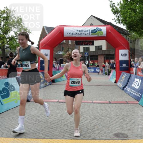 10.05.2026 - 8. Wedeler Halbmarathon Yannick Fuchs http://msf.ph/oto/9716138 10.05.2026 11:34:53 Ziel 701, 709, 2065, 2098 meine-sportfotos.de