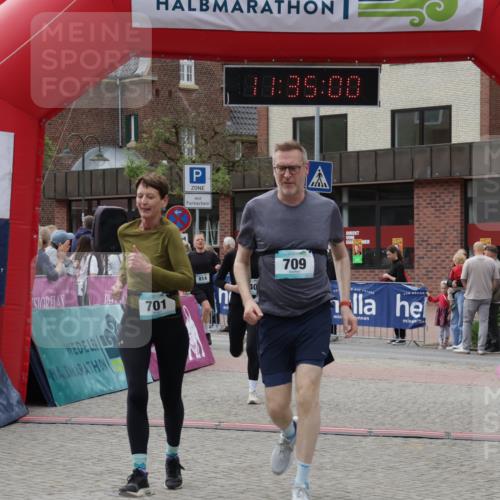 10.05.2026 - 8. Wedeler Halbmarathon Yannick Fuchs http://msf.ph/oto/9716155 10.05.2026 11:34:59 Ziel 440, 673, 701, 709, 814, 846, 847 meine-sportfotos.de
