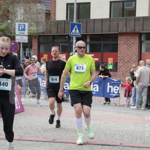 10.05.2026 - 8. Wedeler Halbmarathon Yannick Fuchs http://msf.ph/oto/9716160 10.05.2026 11:35:01 Ziel 414, 440, 673, 701, 709, 814, 846, 847 meine-sportfotos.de