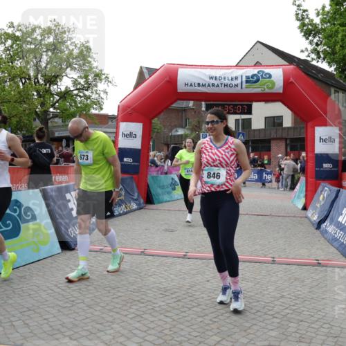 10.05.2026 - 8. Wedeler Halbmarathon Yannick Fuchs http://msf.ph/oto/9716187 10.05.2026 11:35:06 Ziel 414, 673, 814, 846, 847 meine-sportfotos.de