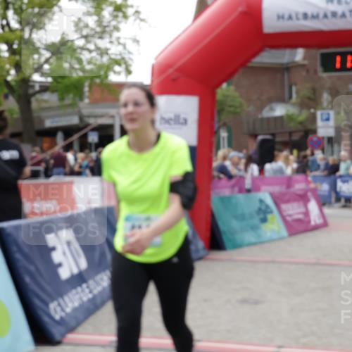 10.05.2026 - 8. Wedeler Halbmarathon Yannick Fuchs http://msf.ph/oto/9716192 10.05.2026 11:35:08 Ziel 414, 846, 847, 949, 2075 meine-sportfotos.de