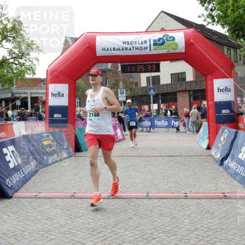 10.05.2026 - 8. Wedeler Halbmarathon Yannick Fuchs http://msf.ph/oto/9716266 10.05.2026 11:35:31 Ziel 705, 706, 785, 971, 2160 meine-sportfotos.de
