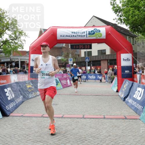 10.05.2026 - 8. Wedeler Halbmarathon Yannick Fuchs http://msf.ph/oto/9716268 10.05.2026 11:35:31 Ziel 705, 706, 785, 971, 2160 meine-sportfotos.de