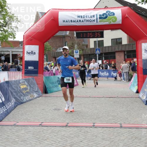 10.05.2026 - 8. Wedeler Halbmarathon Yannick Fuchs http://msf.ph/oto/9716274 10.05.2026 11:35:33 Ziel 705, 706, 785, 971, 2160 meine-sportfotos.de
